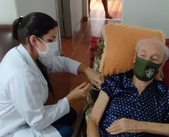 Raul Sampaio, autor de “Meu Pequeno Cachoeiro”, é vacinado aos 92 anos