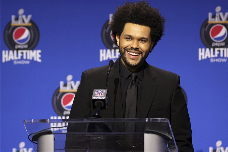 The Weeknd fez performance icônica no intervalo do Super Bowl USA