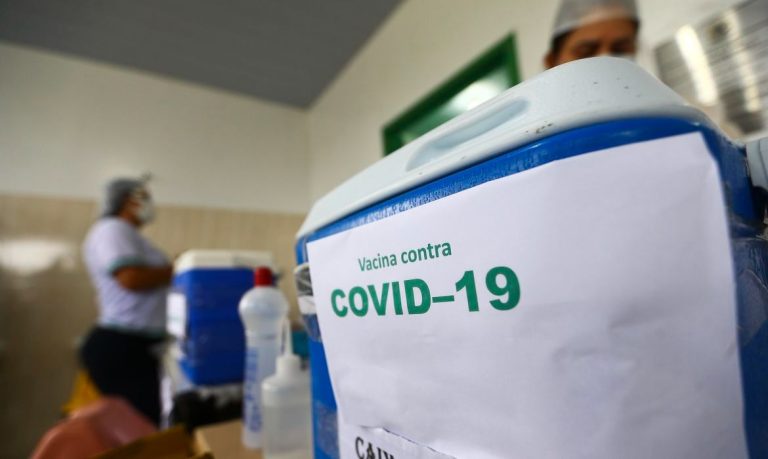 Secretário cobra “calendário explícito” de vacinação de toda a população no País