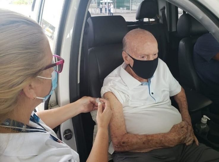 Zagallo é vacinado contra a Covid e brinca: “Zagallo Vacina = 13 letras”