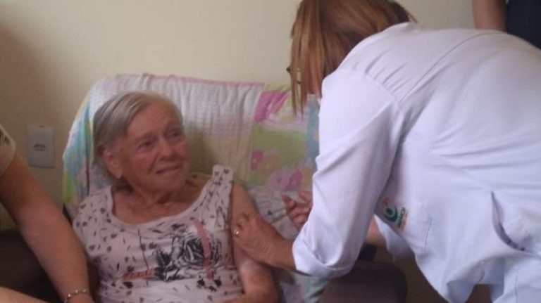 Mãe de Bolsonaro recebe a segunda dose da vacina contra Covid
