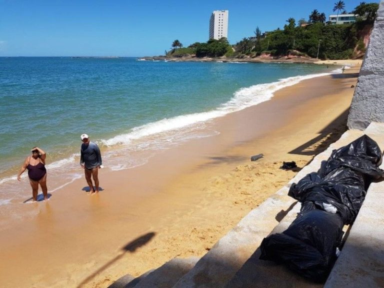 Corpo de homem é encontrado boiando em praia de Guarapari