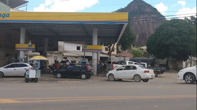 VÍDEOS | Com medo de lockdown, moradores fazem fila em postos de gasolina