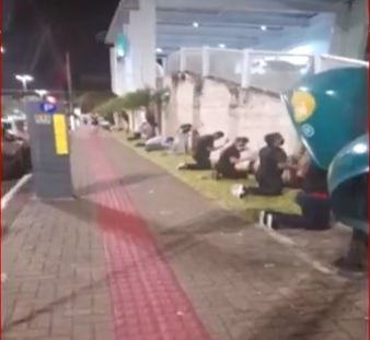 Familiares fazem corrente de oração em volta de hospitais para pacientes com Covid