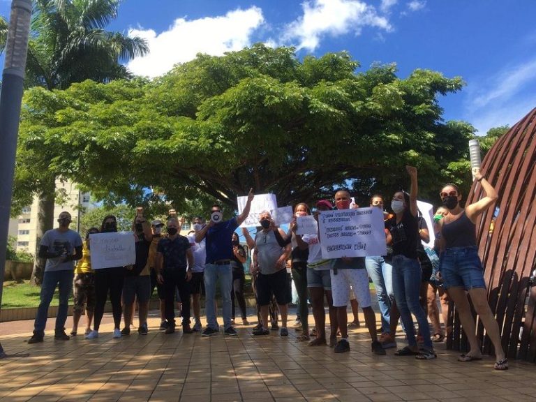 Empresários de Guarapari protestam e pedem abertura imediata do comércio