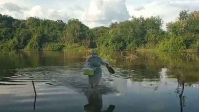 Enfermeira atravessa rio a pé para vacinar idosa contra Covid