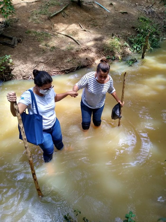 Equipe de saúde atravessa córrego para vacinar idosa de 93 anos em Colatina