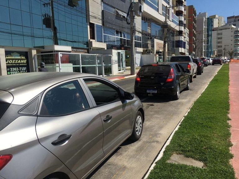 Idosos enfrentam fila de mais de 4 km para vacinação em drive-thru em Guarapari