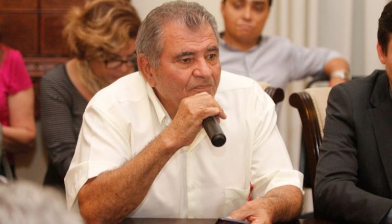 Filhos de Gilson Amaro veem pai por videochamada e fazem oração