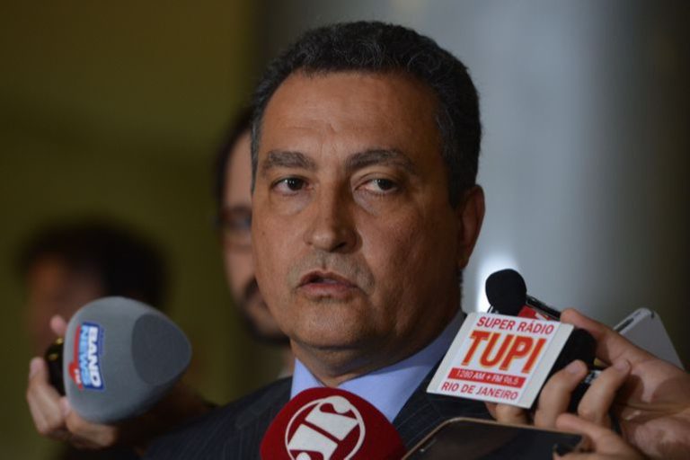 Governador da Bahia chora ao pedir isolamento social