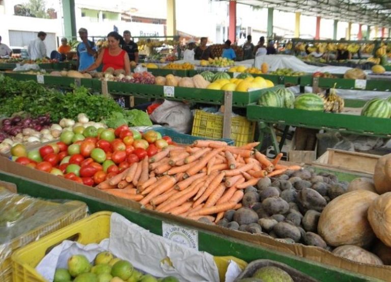 Guarapari proíbe feiras livres e recomenda não ir às praias