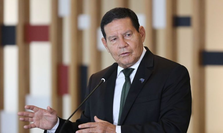 Vice-presidente Mourão afirma que vai se vacinar nesta segunda