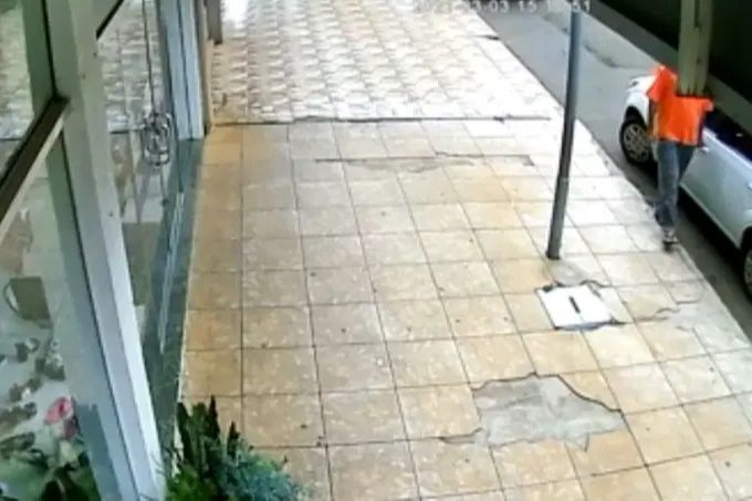 Covid: Homem infectado é preso por passar saliva em maçanetas de carros