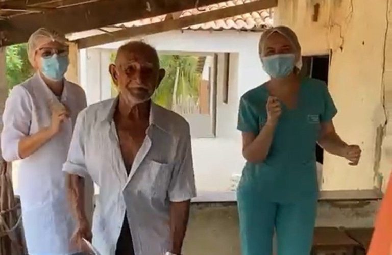 Vídeo: Idoso de 89 anos dança “Bum bum tam tam” após tomar vacina