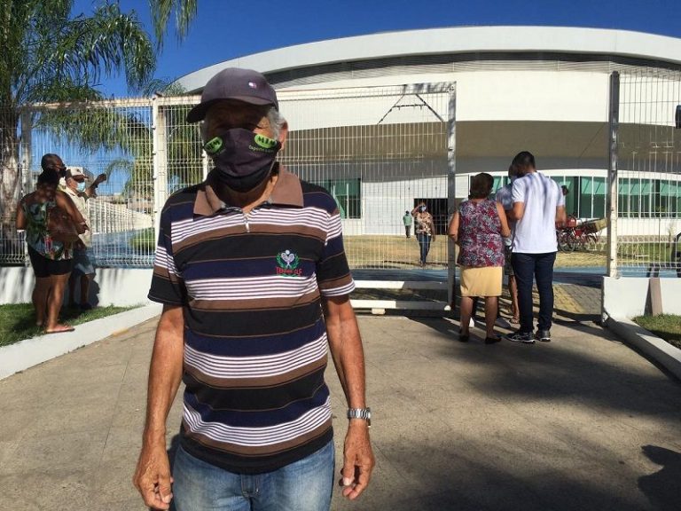 Aposentado de 77 anos enfrenta fila 3 vezes e não consegue vacina em Guarapari