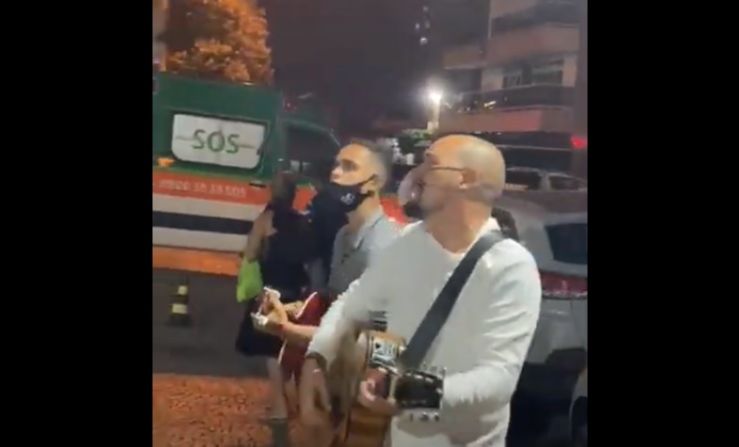 VÍDEO | Grupo canta louvor em frente a hospital e leva mensagem de amor e fé a pacientes com Covid