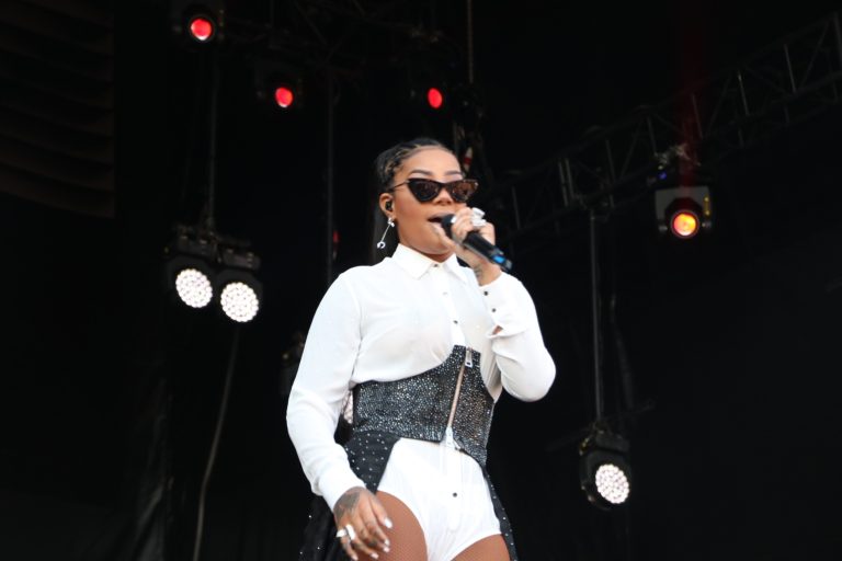 Com o álbum “Numanice Ao Vivo”, Ludmilla quer ir além do “tiro, pancada e bomba”