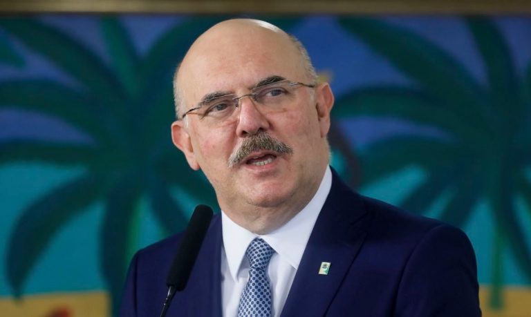 Ministro da Educação quer começar a vacinação de professores até maio