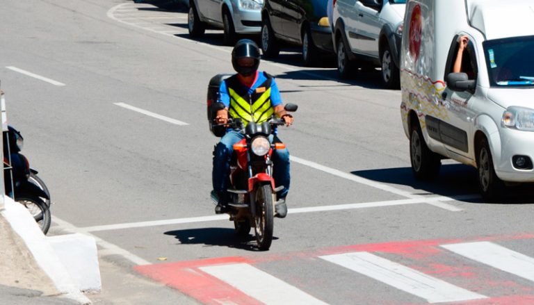 Estado proíbe sistema de drive-thru e autoriza apenas serviço de entrega