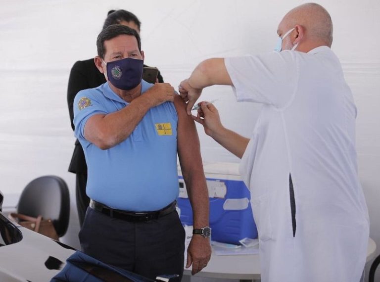 Mourão recebe a primeira dose da vacina contra Covid