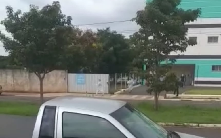 VÍDEO | Paciente com Covid foge de hospital para não ser intubado