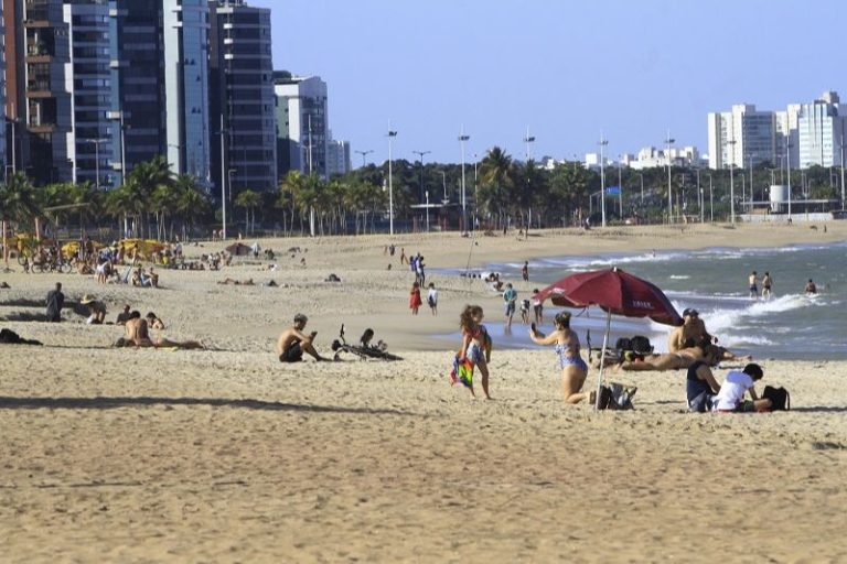 Vitória fecha estacionamentos na orla e proíbe vendedores nas praias na quarentena
