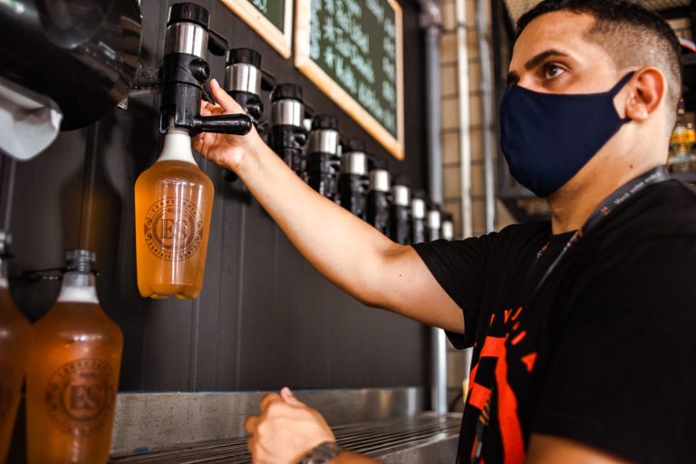 Cervejaria dobra produção e entrega chope em casa