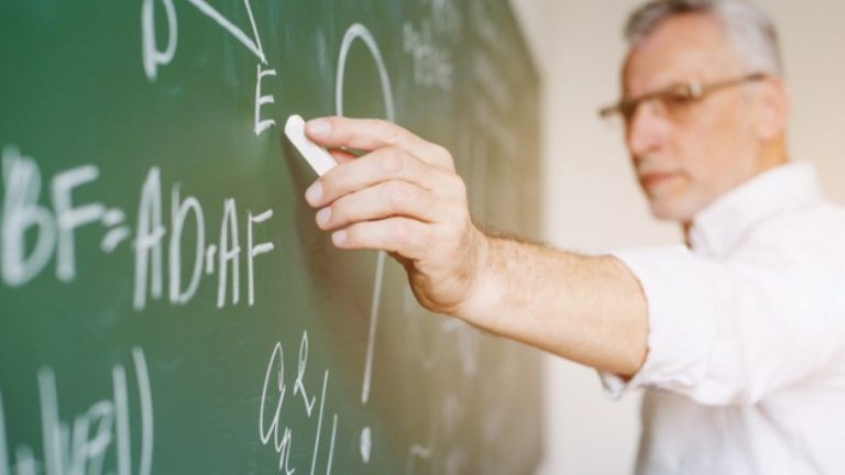 Governo inclui trabalhadores da educação no grupo prioritário de vacinação