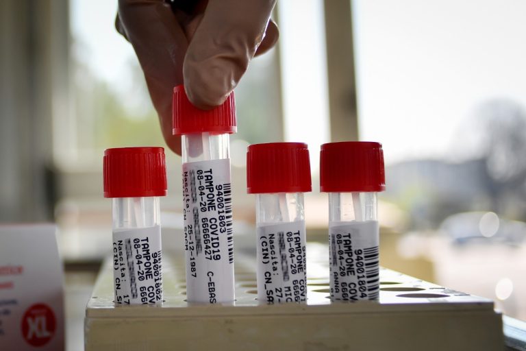 Brasil registra novo recorde na média móvel com 2.598 mortes diárias por Covid