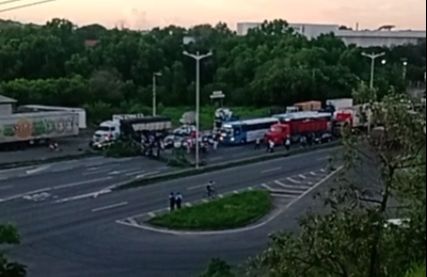 Protesto de moradores interdita a Rodovia do Contorno em Cariacica
