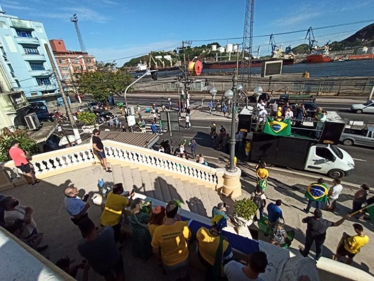 Manifestantes protestam contra quarentena em frente ao Palácio Anchieta
