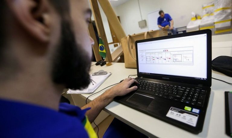Programa de qualificação profissional do governo abre inscrições para área da tecnologia