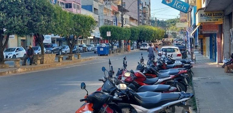 Padaria e posto de gasolina abrem em cidade com lockdown e são advertidos