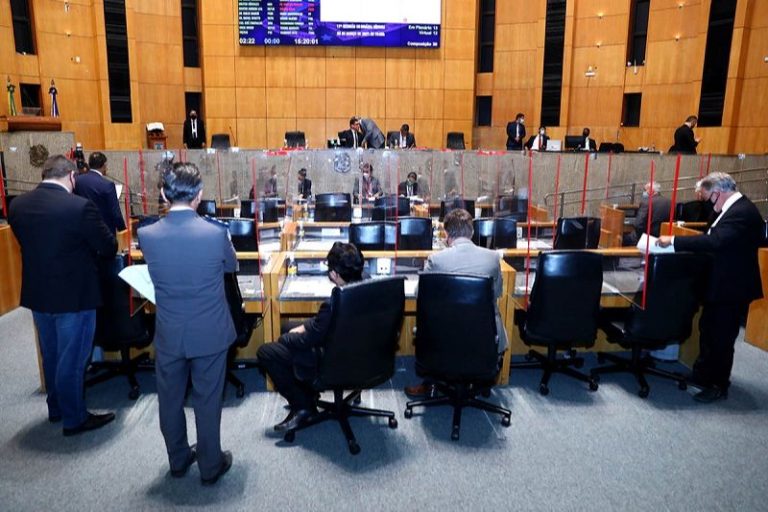 Aprovada multa de até R$ 116 mil para quem furar fila da vacina