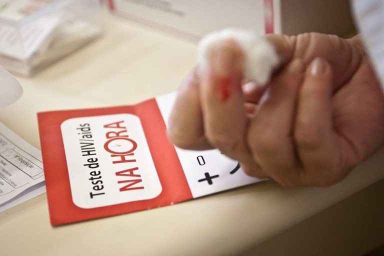 Saúde insere pessoas vivendo com HIV em grupo prioritário da vacinação