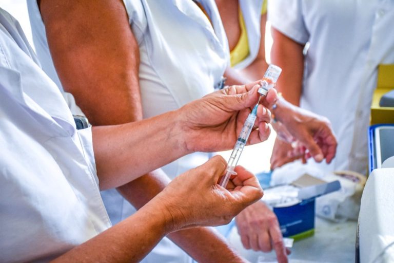 Para acelerar vacinação, Estado não vai guardar vacina para segunda dose