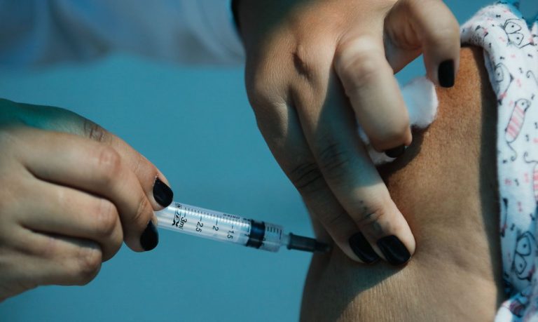 Vacina contra covid-19 anunciada por Pontes só deve estar disponível em 2022