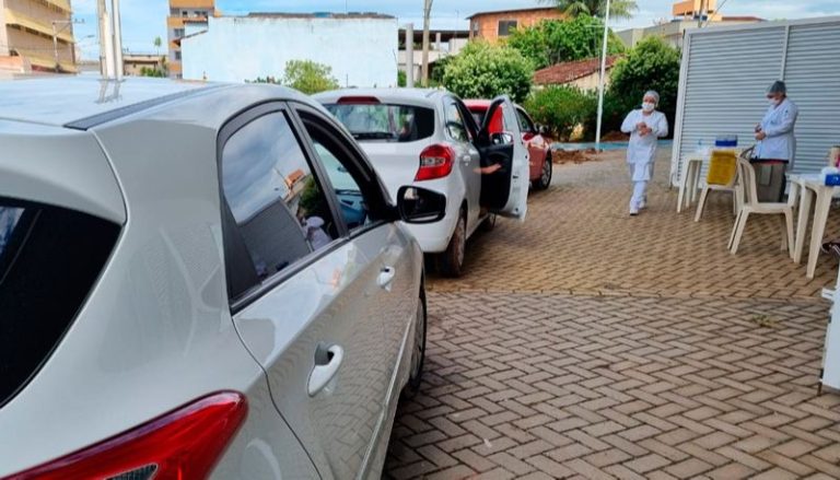 Idosos fazem fila de madrugada e vacinação é encerrada por falta de doses em Guarapari