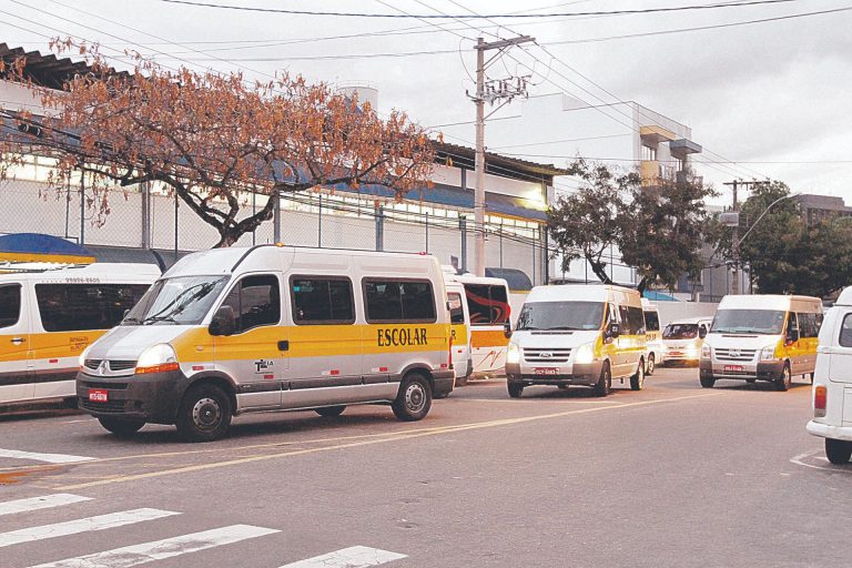 Motoristas de vans escolares e de turismo se preparam para atender demanda de empresas