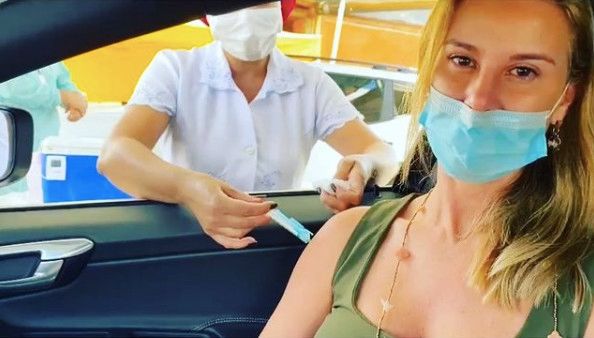 Mulher de Flavio Bolsonaro toma vacina contra a Covid-19 com nariz fora da máscara