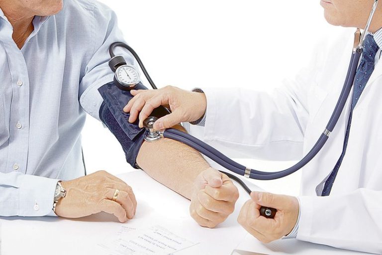 Pacientes buscam laudos para garantir vacinação contra covid