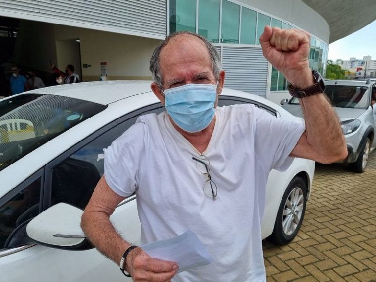 Idosos esperam quase 14 horas na fila para receber vacina em Guarapari