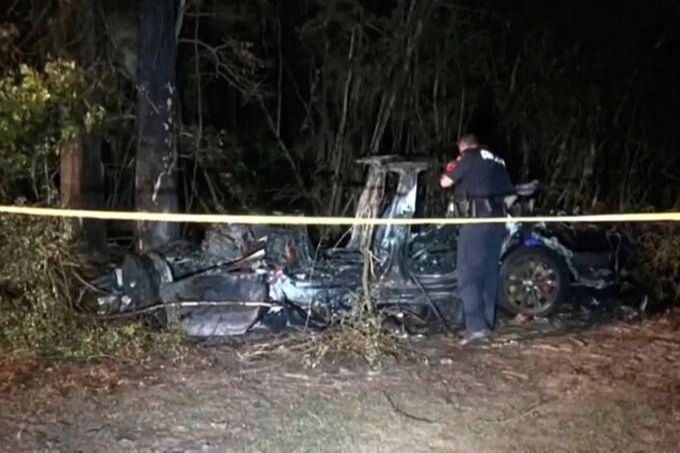 Carro “sem piloto” bate em árvore e mata duas pessoas