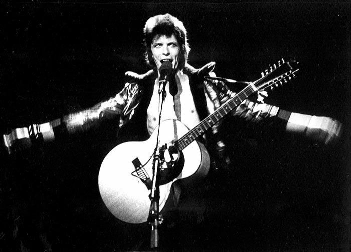 Violão assinado por icônico David Bowie vai leilão por R$ 55 mil