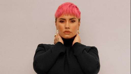 Demi Lovato faz show on-line com as músicas do novo disco