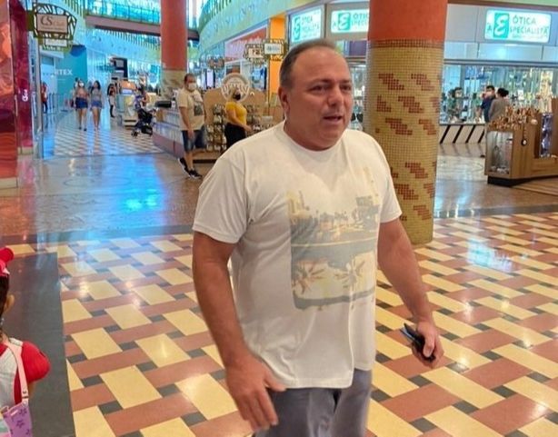 Sem máscara em shopping, Pazuello ironiza: “Onde compra isso?”