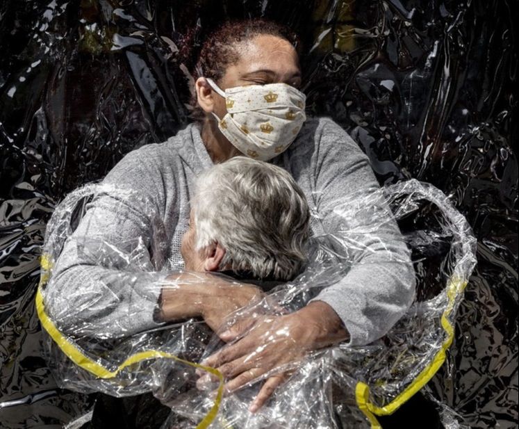 Foto de abraço na pandemia no Brasil vence prêmio internacional