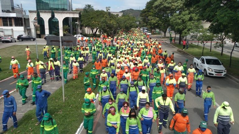 Funcionários da limpeza pública fazem manifestação para pedir vacina contra Covid