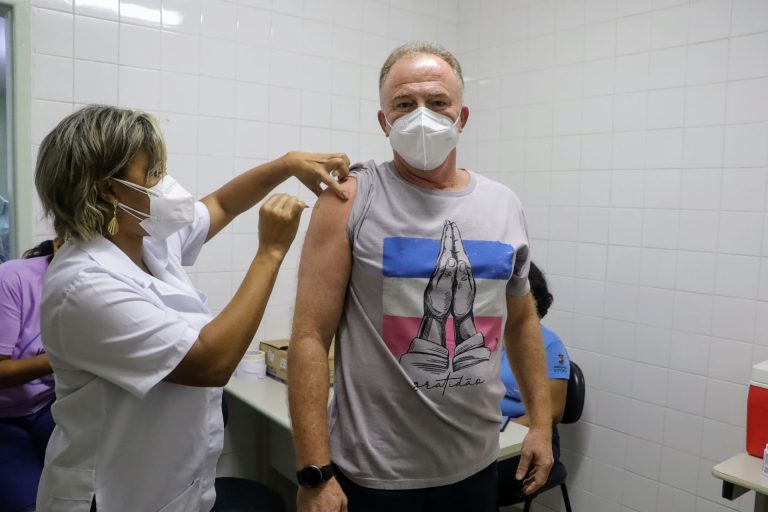 Governador é vacinado contra a Covid-19