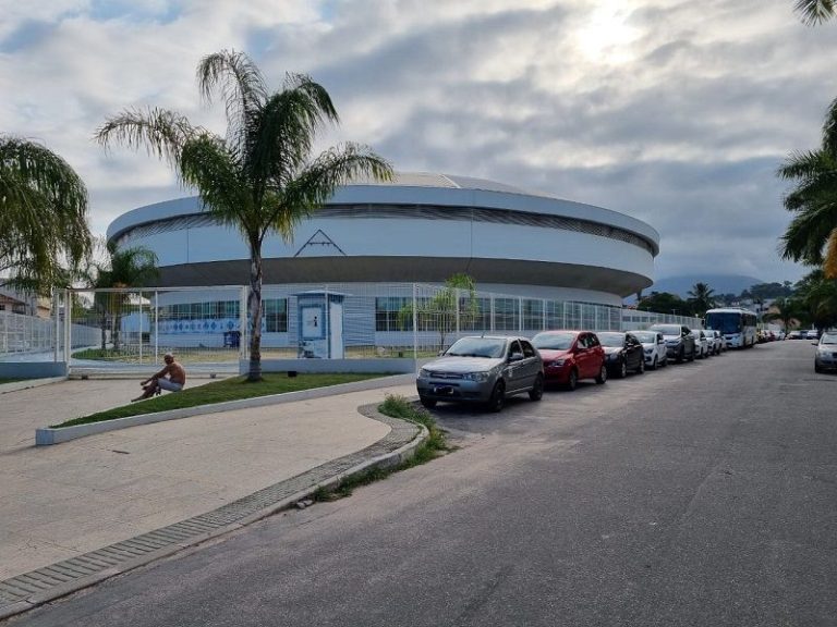 Idosos passam 24 horas na fila para garantir vacina contra covid em Guarapari